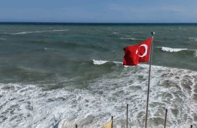 Doğu Akdeniz&rsquo;de kuvvetli r&uuml;zgar: Dalgalar kıyıları d&ouml;v&uuml;yor
