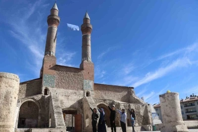 Doğu Türkistan’daki zulme dikkat çekmek istediler, 8 asırlık medreseye Doğu Türkistan bayrağı astılar
