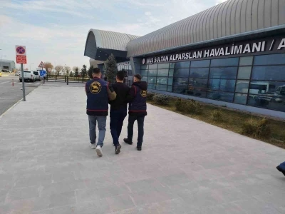 Dolandırıcılık h&uuml;k&uuml;ml&uuml;s&uuml; havalimanında yakalandı
