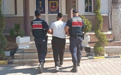 &rsquo;Dolandırıcılık&rsquo; su&ccedil;undan aranan h&uuml;k&uuml;ml&uuml; jandarmadan ka&ccedil;amadı
