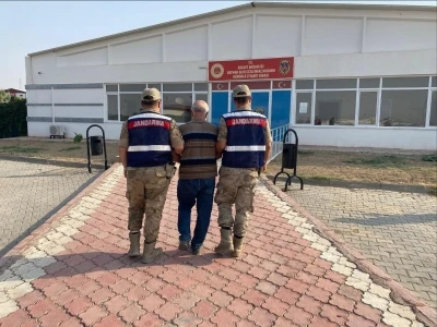 Dolandırıcılık suçundan aranan şahıs, kardeşinin evinde yakalandı
