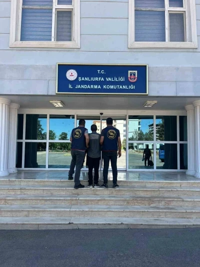 Dolandırıcılık su&ccedil;undan aranan şahıs yakalandı
