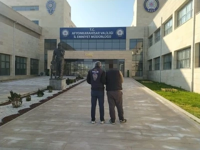 Dolandırıcılık su&ccedil;undan aranan şahsı polis yakaladı
