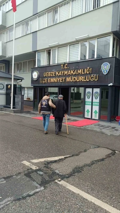 Dolandırıcılıktan aranıyordu, emniyete bastonuyla g&ouml;t&uuml;r&uuml;ld&uuml;
