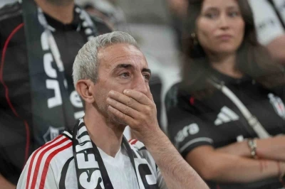 Dolmabahçe’de taraftarlardan protesto
