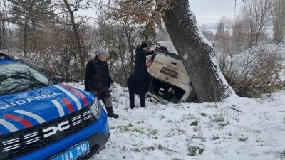 Domani&ccedil;&rsquo;te gizli buzlanma kazaya sebep oldu, minib&uuml;s şarampole yuvarlandı
