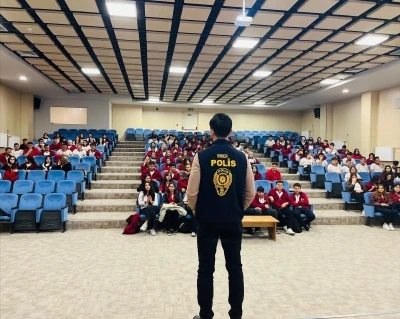 Domaniç’te öğretmen ve öğrenciler siber suçlara karşı bilgilendirildi

