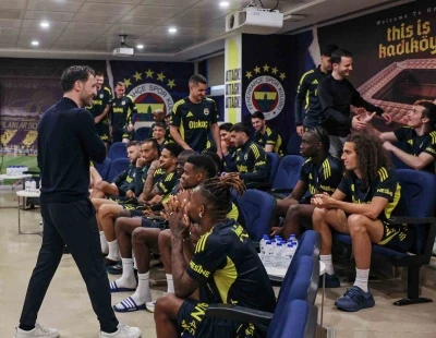 Domenico Tedesco, futbolcularla vedalaştı
