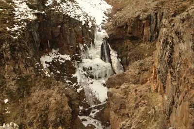 Donan şelalenin hayranlık uyandıran g&ouml;r&uuml;nt&uuml;s&uuml;
