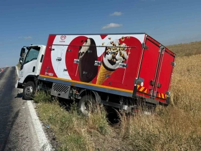 Dondurma y&uuml;kl&uuml; kamyonet devrildi: 1 yaralı
