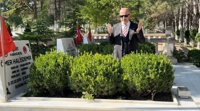 D&ouml;nemin &Ouml;zel Kuvvetler Komutanı Aksakallı, Şehit &Ouml;mer Halisdemir&rsquo;in kabrini ziyaret etti: "15 Temmuz, tarihi bir d&ouml;n&uuml;m noktasıdır"
