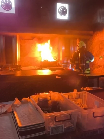 Dönercide kızartma makinesi alevlere teslim oldu

