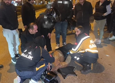 D&ouml;n&uuml;ş yasağı olan yerden d&ouml;nen otomobil motosikletle &ccedil;arpıştı: 1 yaralı
