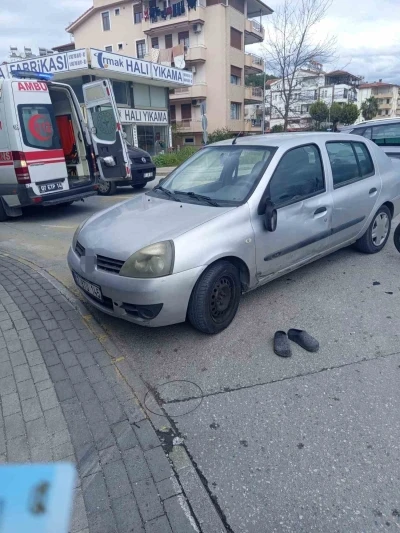 D&ouml;n&uuml;ş yasağına uymayan otomobile motosiklet &ccedil;arptı: 2 yaralı
