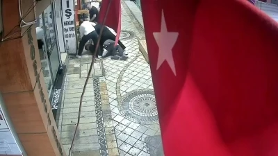 D&ouml;rt kişi tarafından &ouml;ld&uuml;resiye darbedildi: Olay anı kameraya yansıdı
