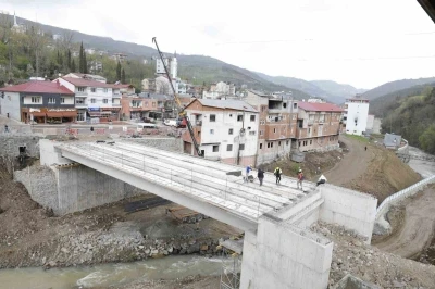D&ouml;rtyol-Akpınar-Erikli ulaşım bağlantısını g&uuml;&ccedil;lendiren k&ouml;pr&uuml;de sona gelindi

