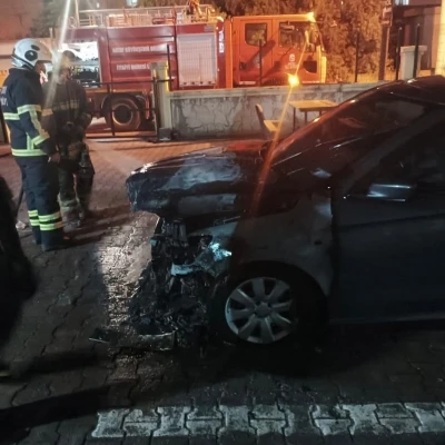 D&ouml;rtyol&rsquo;da otomobilin motor kısmından alevler y&uuml;kseldi
