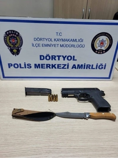 D&ouml;rtyol&rsquo;da &uuml;zerinden silah ve bı&ccedil;ak &ccedil;ıkan şahıs tutuklandı
