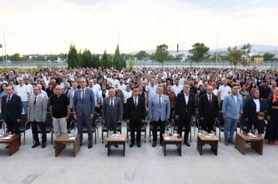 DOSTEK Kolejinde 228 &ouml;ğrenci mezuniyet heyecanı yaşadı
