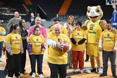 Down sendromlu &ccedil;ocuklar Mersin Spor Kul&uuml;b&uuml; ile aynı sahada buluştu
