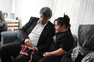 Down sendromlu Elanur, yüzmede birinci oldu
