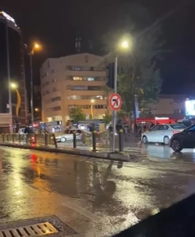 Drift atan s&uuml;r&uuml;c&uuml; zincirleme kazaya neden oldu, o anlar kamerada
