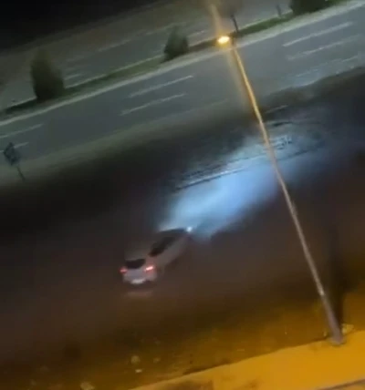 Drift yaparak trafik g&uuml;venliğini tehlikeye atan s&uuml;r&uuml;c&uuml; kamerada
