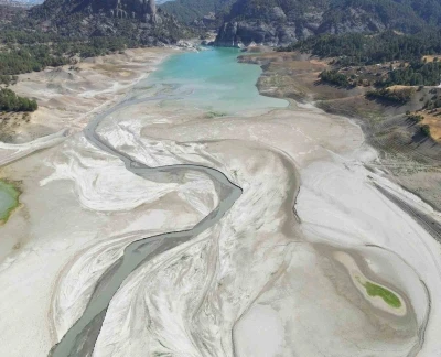 Dron kamerası kuraklığı gözler önüne serdi: Barajda sular çekildi, köylüler acur ekti

