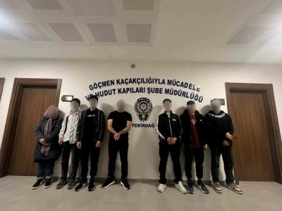 Düğün aracı süsü verilen otomobilden 5 kaçak göçmen çıktı
