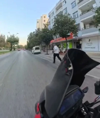 Düğün aracından para almak için metrelerce koştu, kaputa atladı
