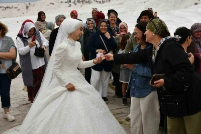 Düğün çekimi için Pamukkale travertenlerine giden çift için turistler takı kuyruğu oluşturdu
