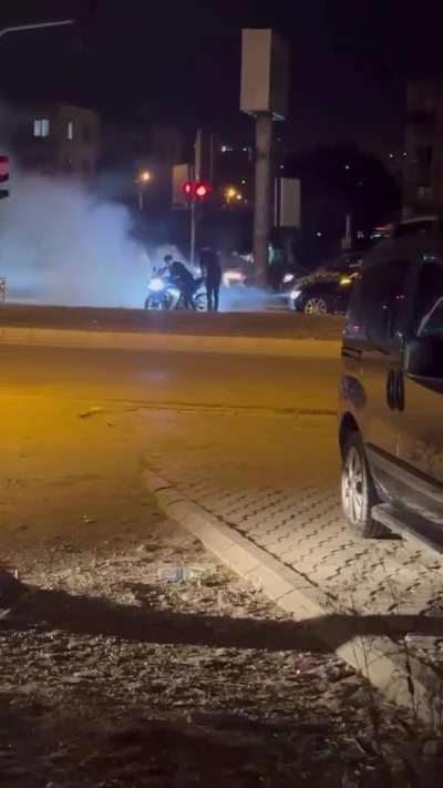 Düğün konvoyunda kırmızı ışığı fırsat bilen motosikletli tozu dumana kattı
