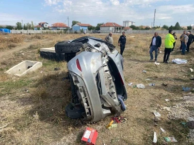 Düğün konvoyundaki otomobil tarlaya yuvarlandı: 2 yaralı
