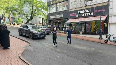 D&uuml;ğ&uuml;n konvoyunu zincirli s&uuml;rpriz durdurdu
