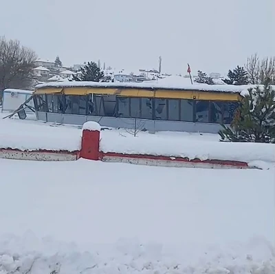 D&uuml;ğ&uuml;n salonunun &ccedil;atısı, yağan karın ağırlığına dayanamadı
