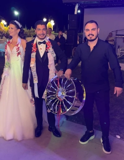 Düğünde gelin ve damada jant hediye edildi
