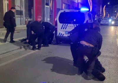 Dükkan basıp polise direnen şahıslar gazetecilere saldırdı: o anlar kamerada
