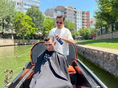 Dükkanda değil su üzerinde saç tıraşı
