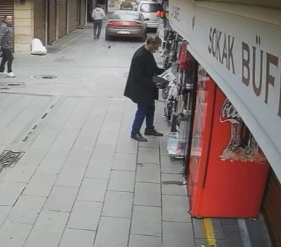 Dükkanın önündeki fanlı ısıtıcıyı bakıyormuş gibi yapıp alıp gitti

