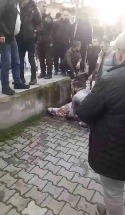 D&uuml;kkanının &ouml;n&uuml;nde uğradığı silahlı saldırıda yaralandı
