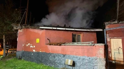 Dumanı g&ouml;r&uuml;p terk ettiği evi alevlere teslim oldu

