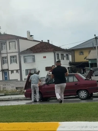 Dumanların y&uuml;kseldiği otomobile duyarlı s&uuml;r&uuml;c&uuml; m&uuml;dahale etti
