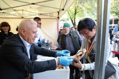 Dünya Cantık Günü’nde ücretsiz ikram edildi, yabancı turistler lezzetine hayran kaldı
