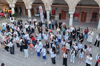 D&uuml;nya Dans G&uuml;n&uuml;&rsquo;nde renkli g&ouml;r&uuml;nt&uuml;ler
