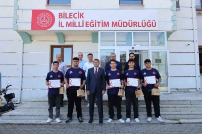 D&uuml;nya şampiyonlarına başarı belgeleri verildi
