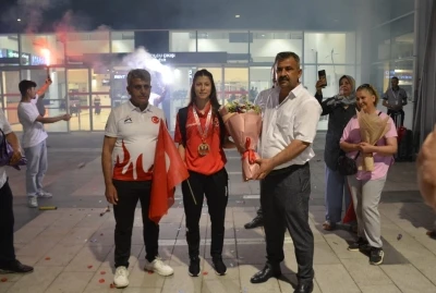 D&uuml;nya şampiyonu Berfin Polat coşkuyla karşılandı
