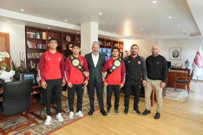 Dünya şampiyonu güreşçilerden RTÜK’e ziyaret
