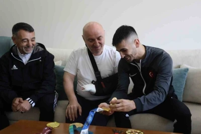 Dünya şampiyonu milli karateci Şamdan’dan Başkan Bıyık’a &quot;madalyalı&quot; ziyaret
