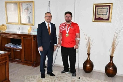 Dünya şampiyonu olan Cırık, İl Milli Eğitim Müdürü Aydın’ı ziyaret etti

