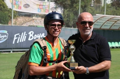 Dünya üçüncülüğü kupası ile Alanyaspor tesislerine paraşütle indi, Kupa’yı Başkan Çavuşoğlu’na takdim etti
